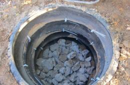 自分の手でタイヤから浄化槽を構築する方法：段階的な説明 タイヤから廃水用の井戸